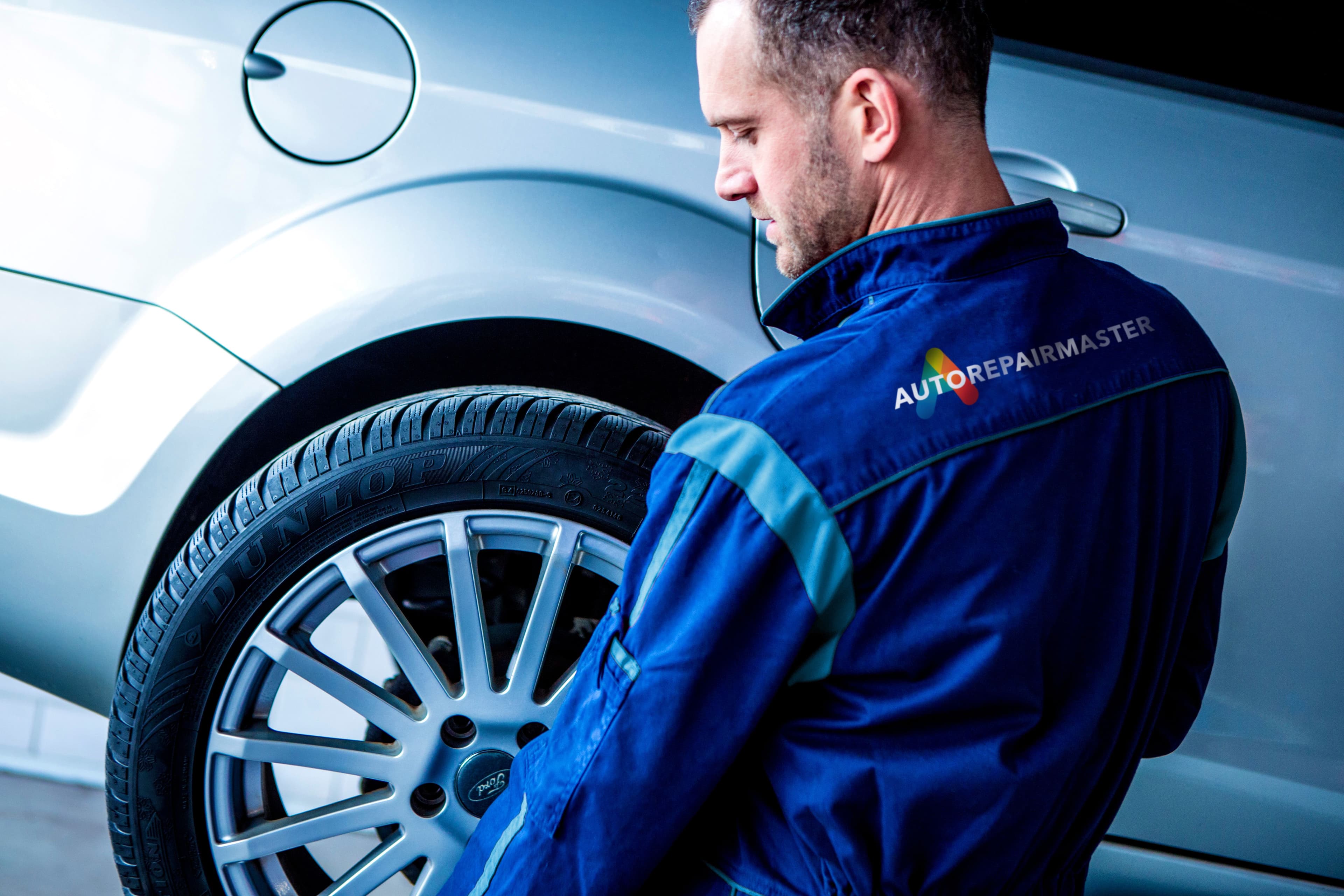 Autorepairmaster expert vervangt de banden van de auto.