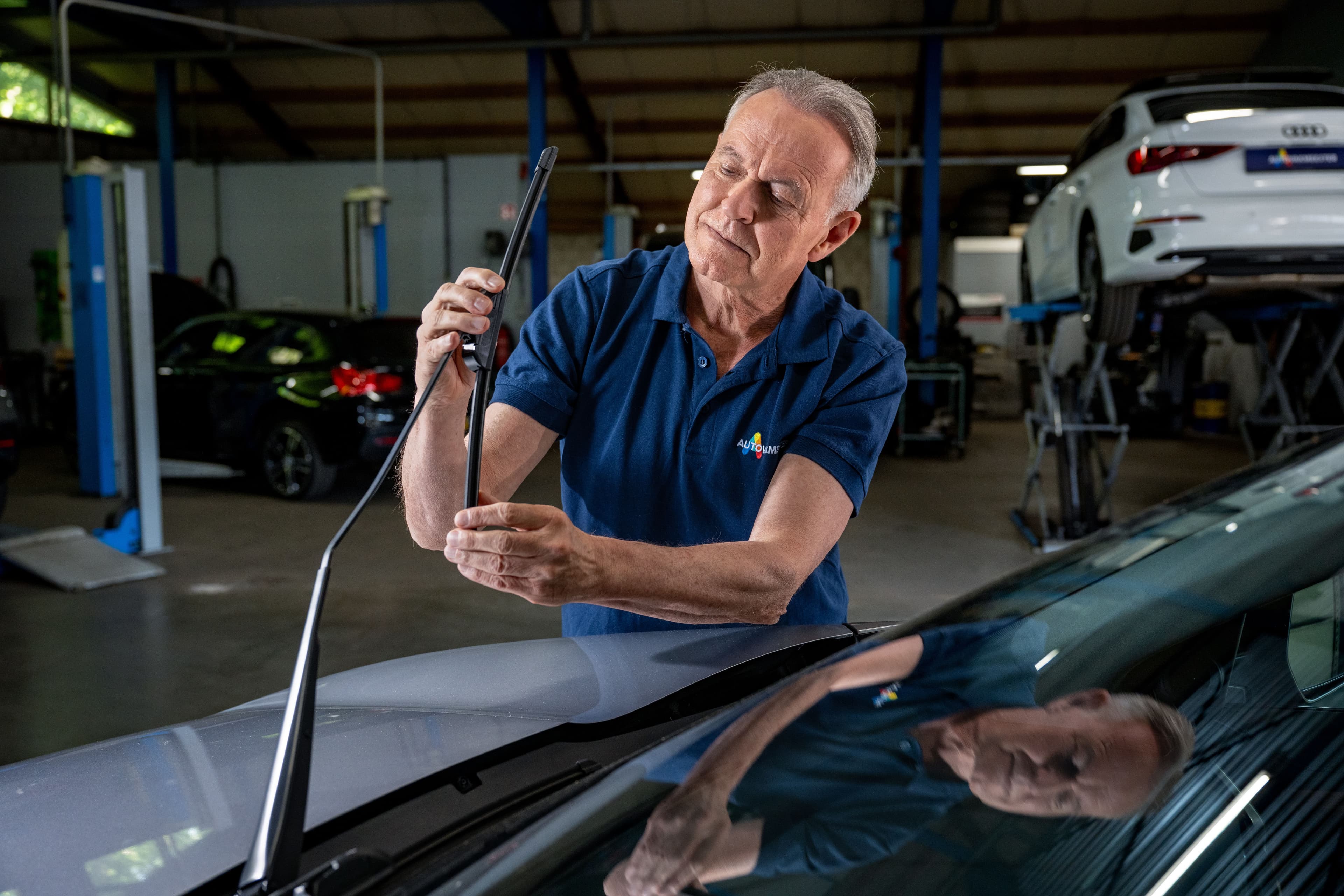 Autorepairmaster expert is de auto aan het nakijken.