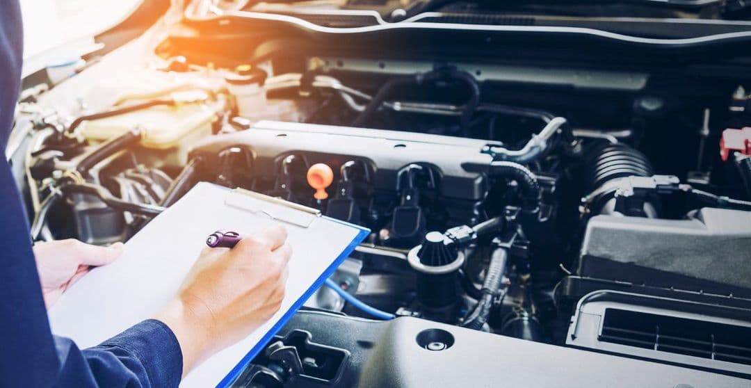 Autorepairmaster expert is verschillende dingen aan het opschrijven van de auto.